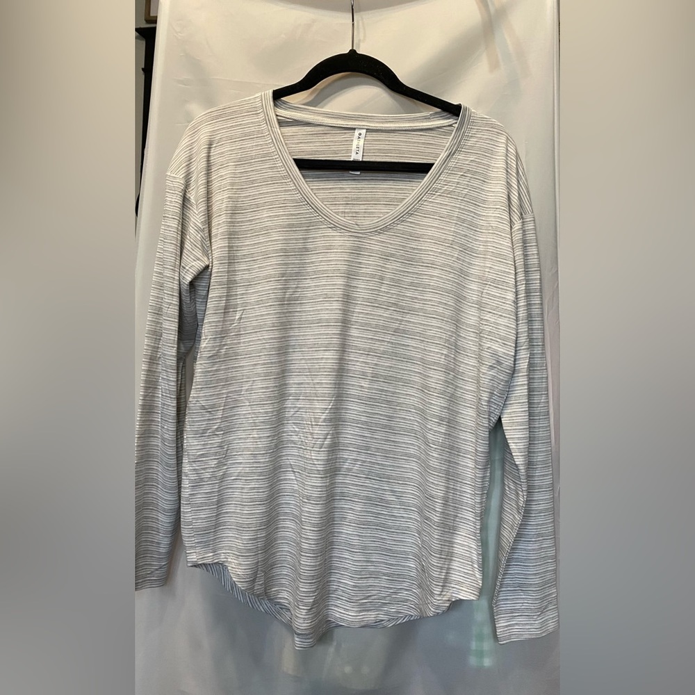 Athleta Long Sleeve Gray/White Shirt Size 6